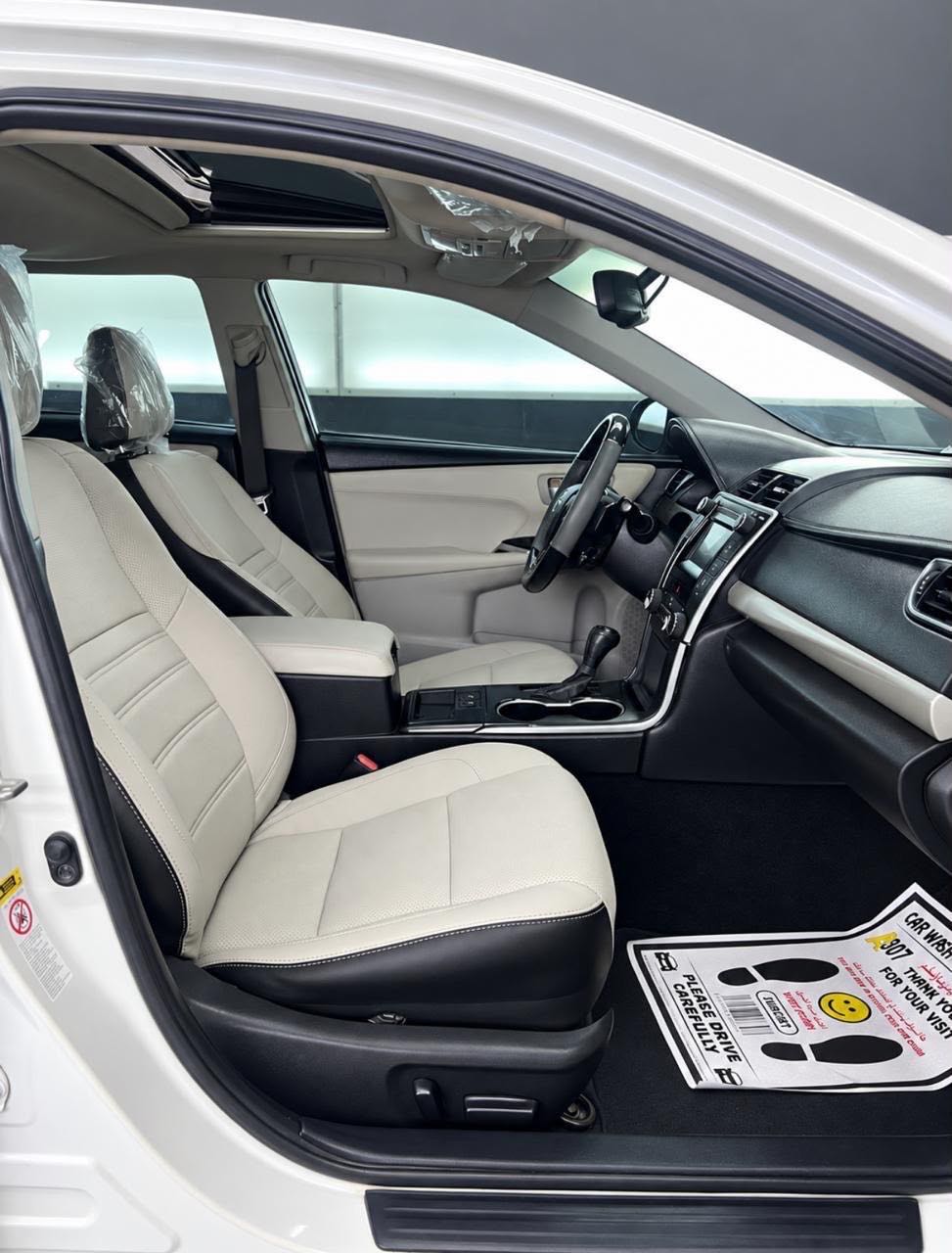 Car Image 2015 TOYOTA CAMRY XLE