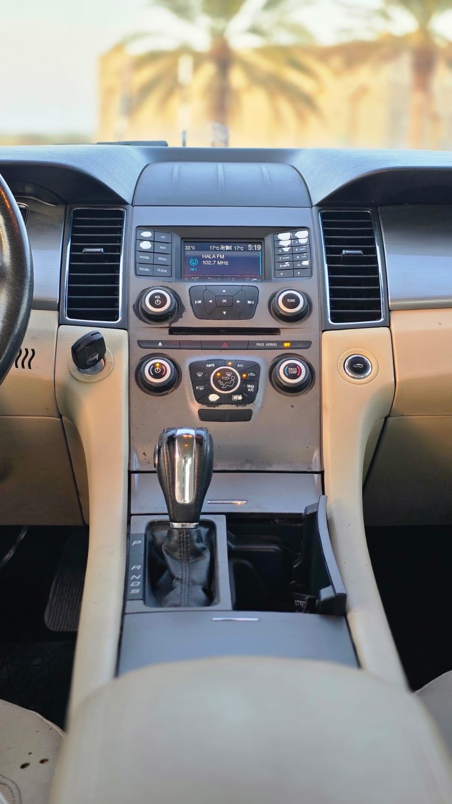 Car Image 2018 FORD TAURUS SEL