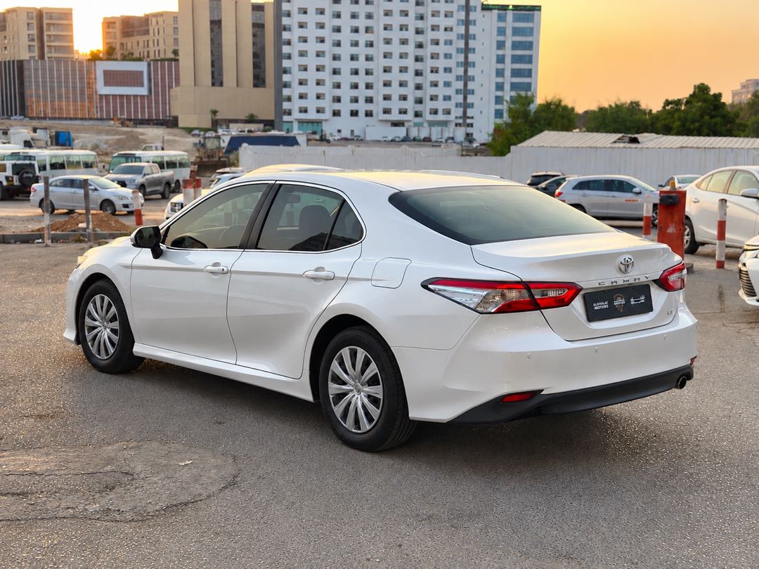Car Image 2019 TOYOTA CAMRY LE