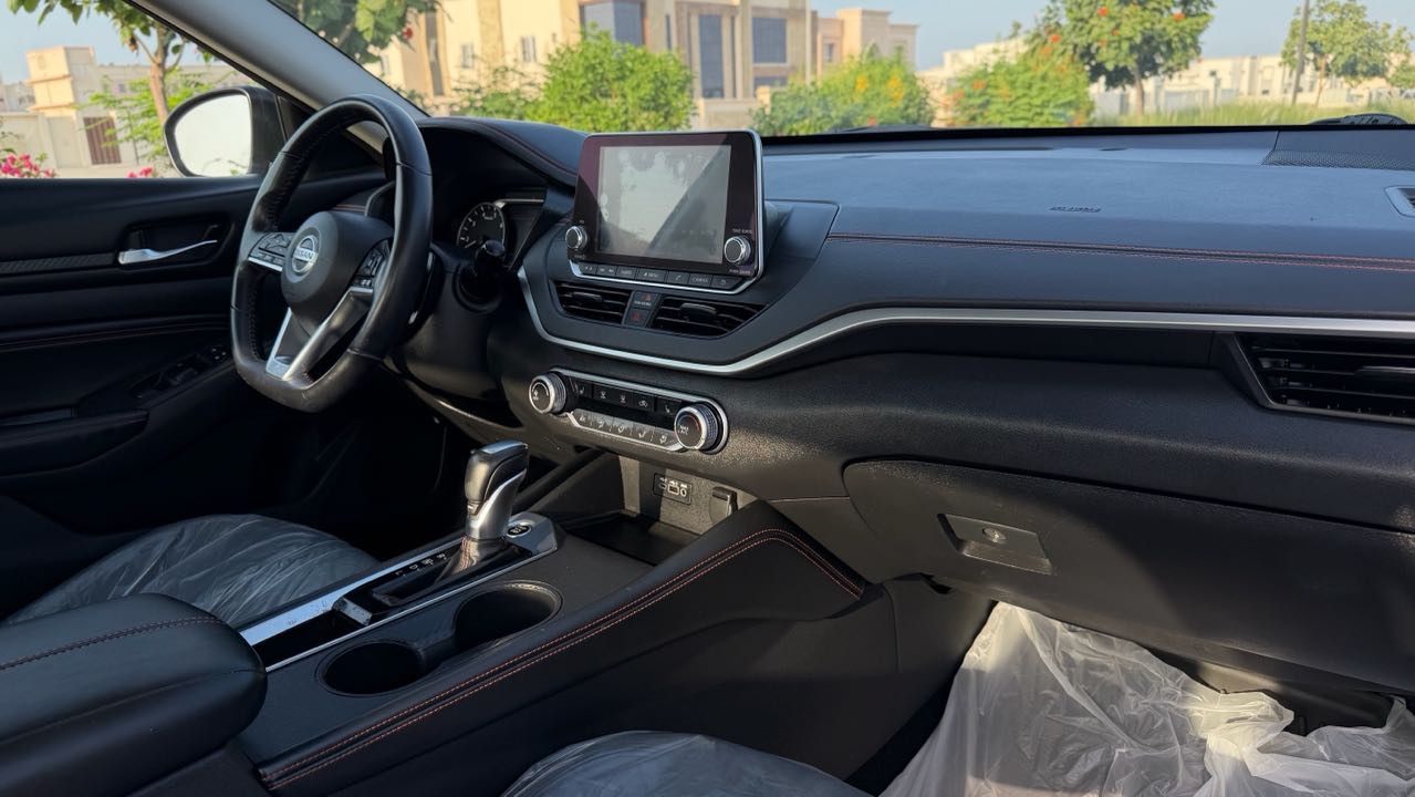Car Image 2019 NISSAN ALTIMA SR