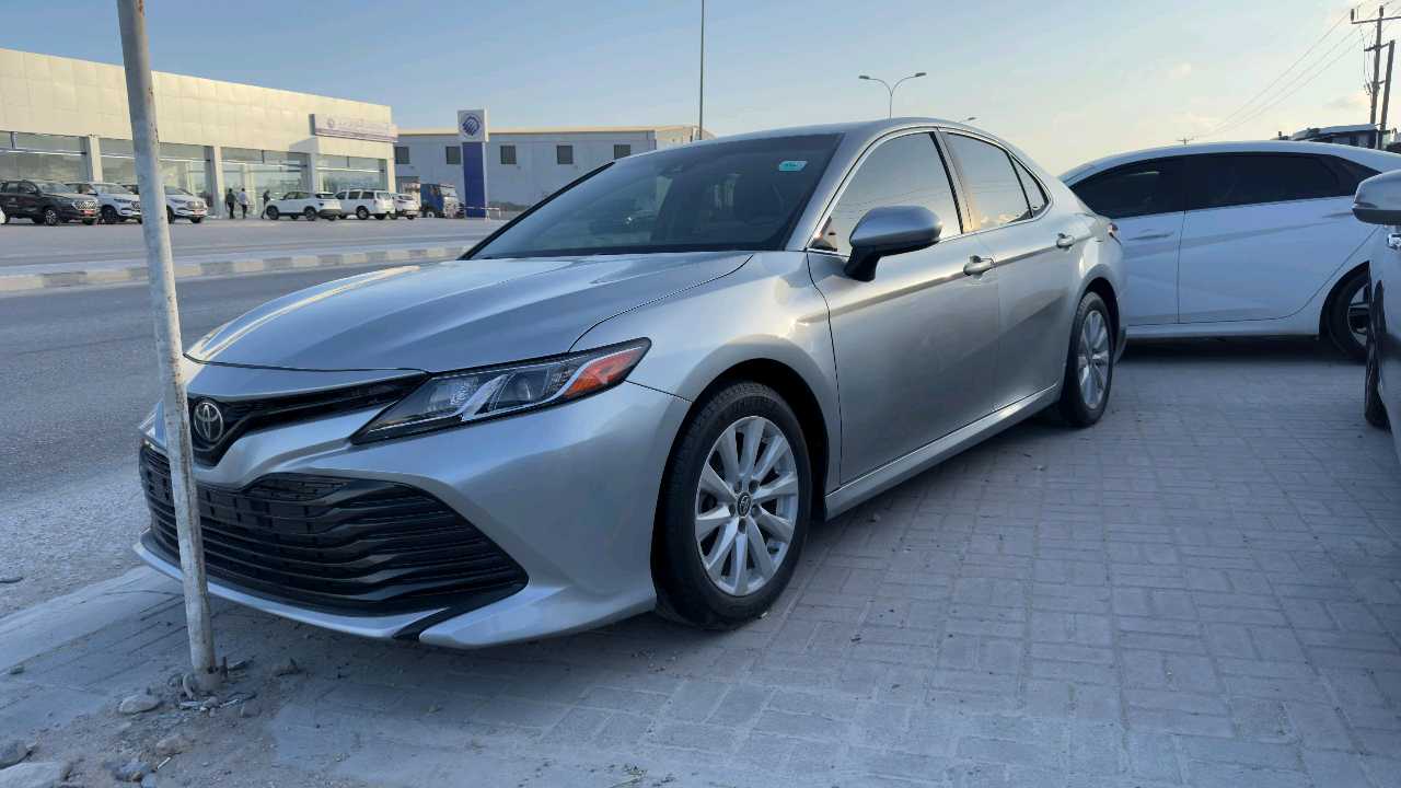 Car Image 2018 TOYOTA CAMRY LE
