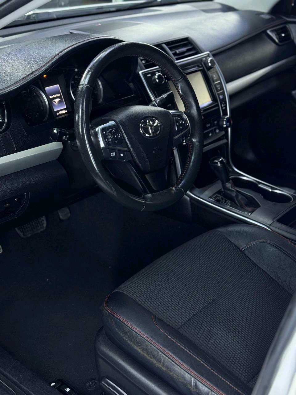 Car Image 2017 TOYOTA CAMRY LE