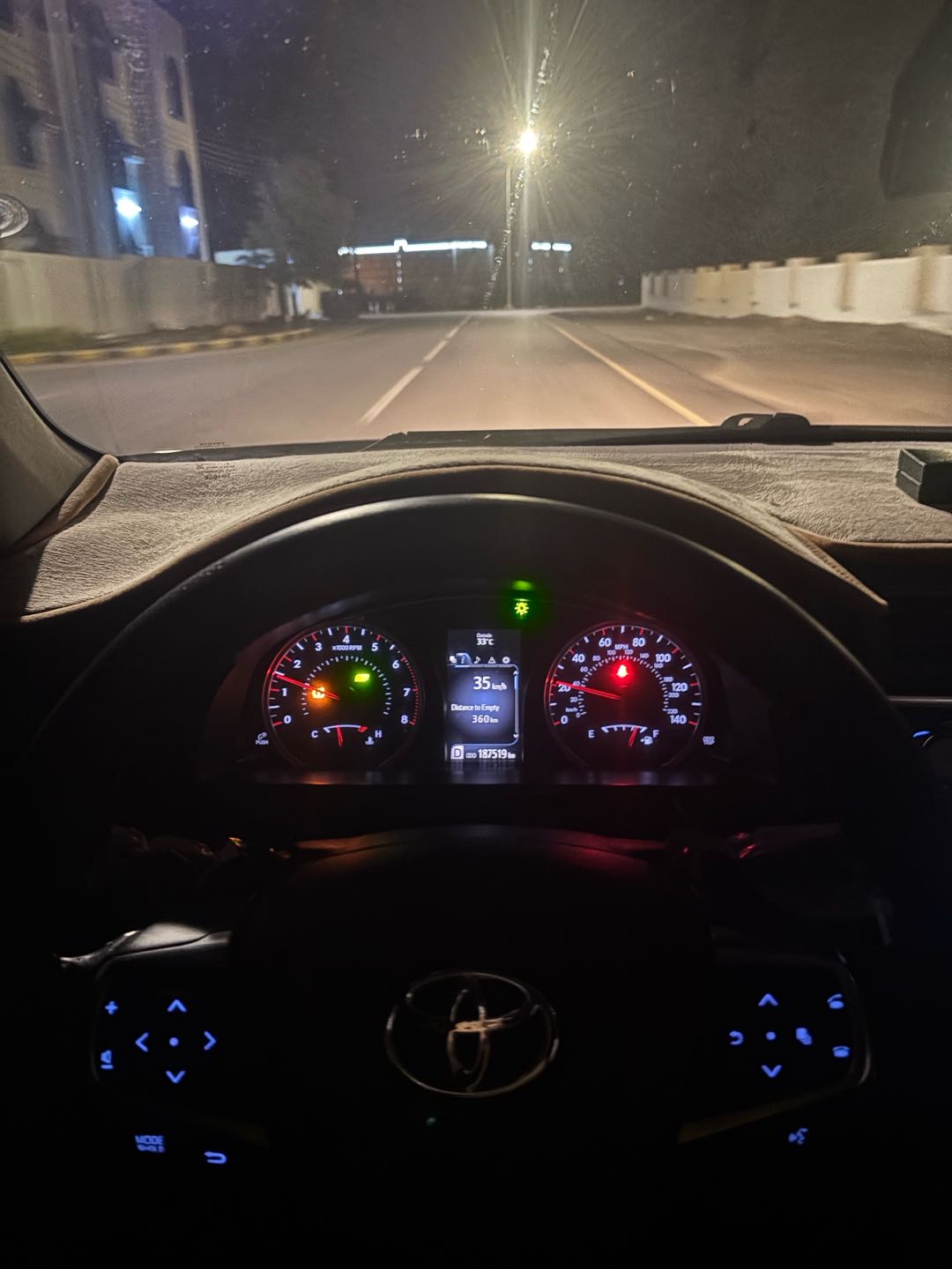 Car Image 2017 TOYOTA CAMRY SE