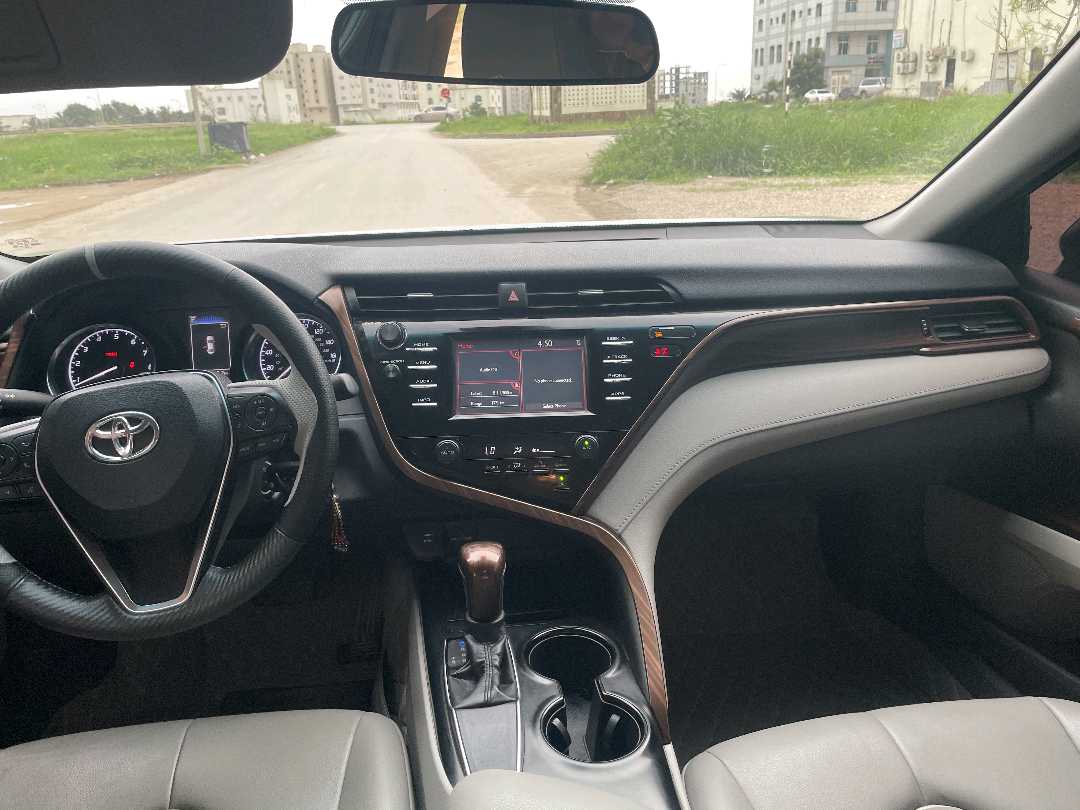 Car Image 2018 TOYOTA CAMRY SE