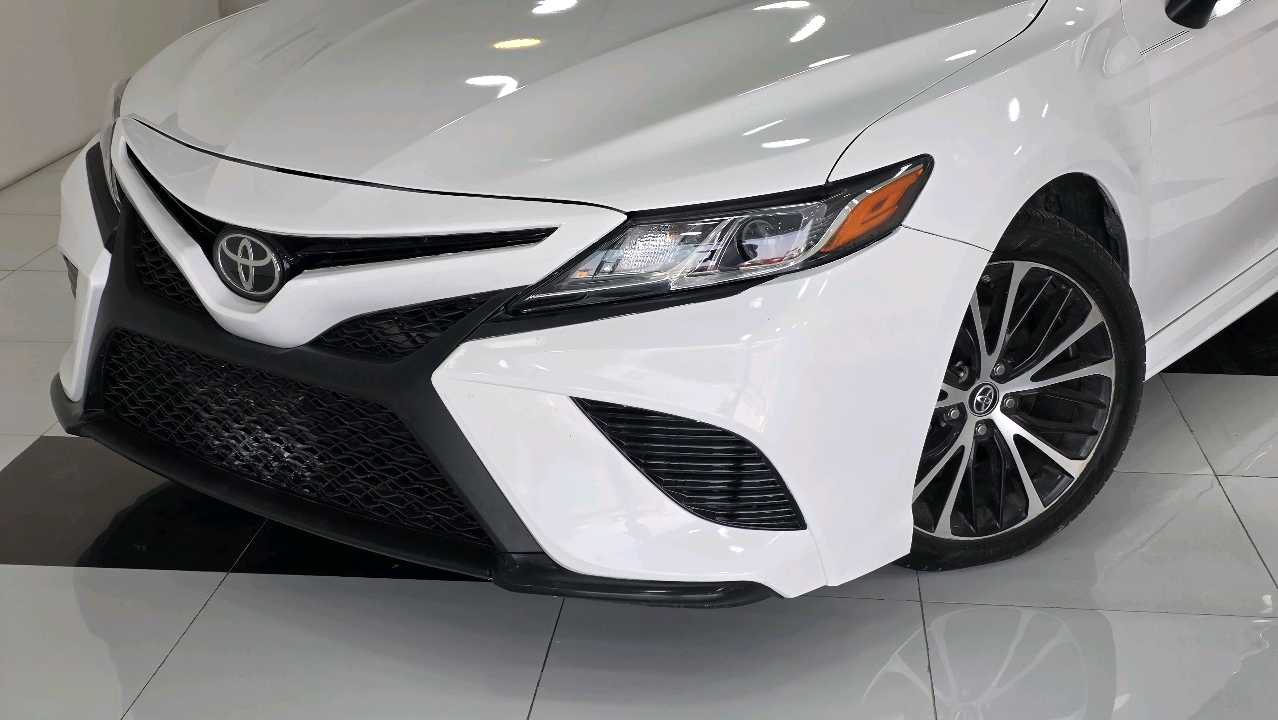 Car Image 2019 TOYOTA CAMRY SE