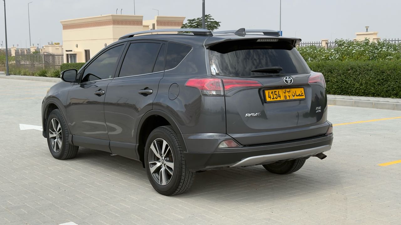 Car Image 2018 TOYOTA RAV4 XLE