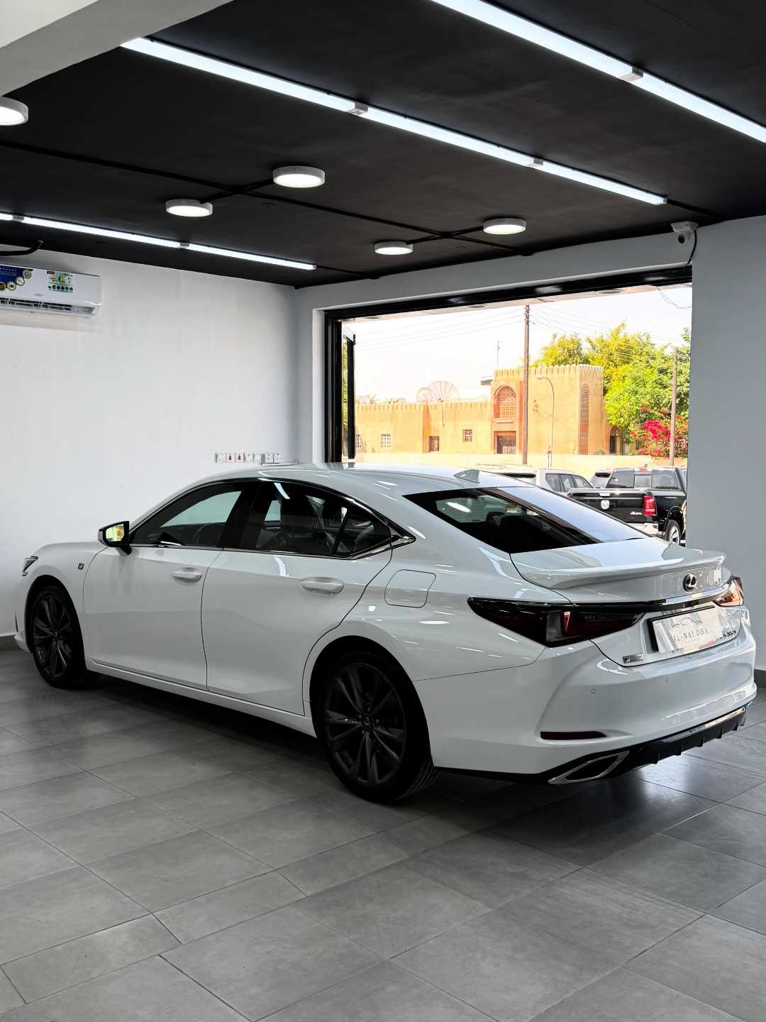 Car Image 2019 LEXUS ES 350