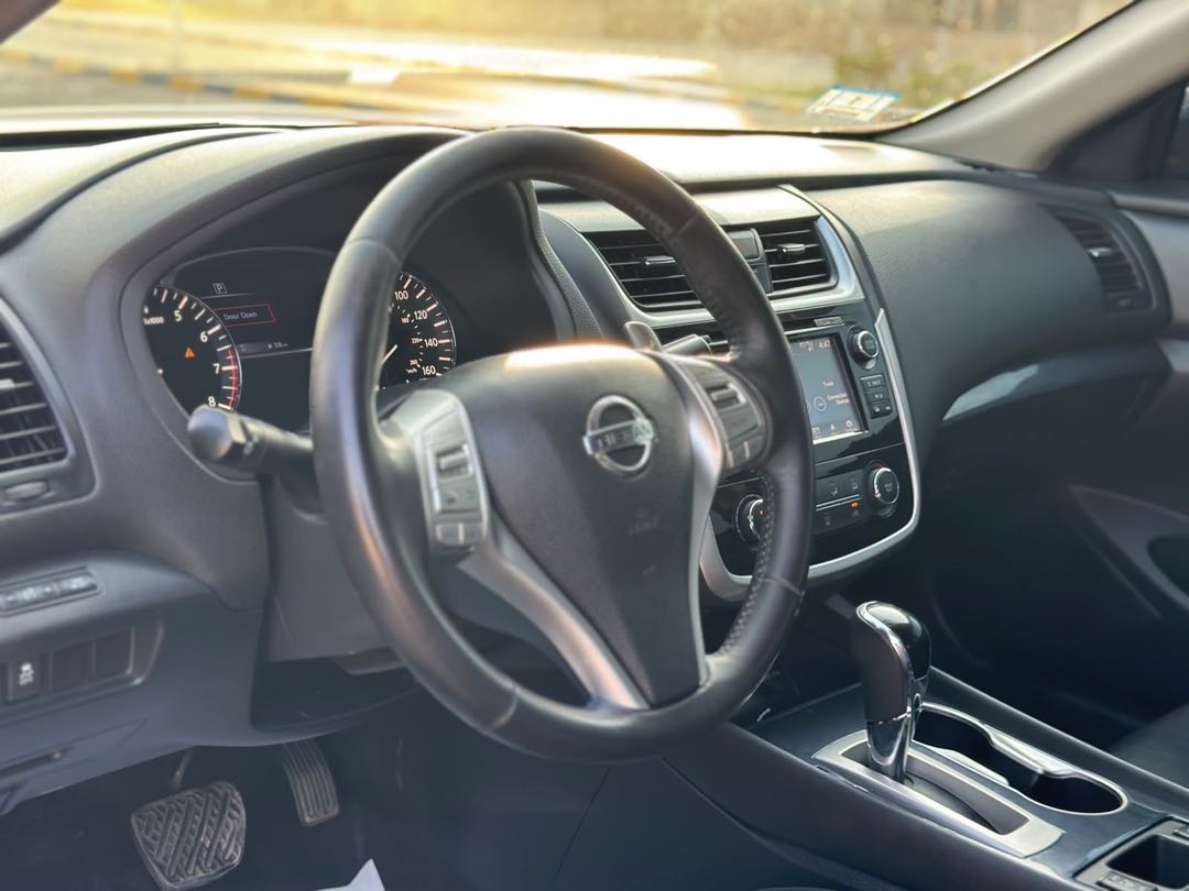 Car Image 2018 NISSAN ALTIMA SR