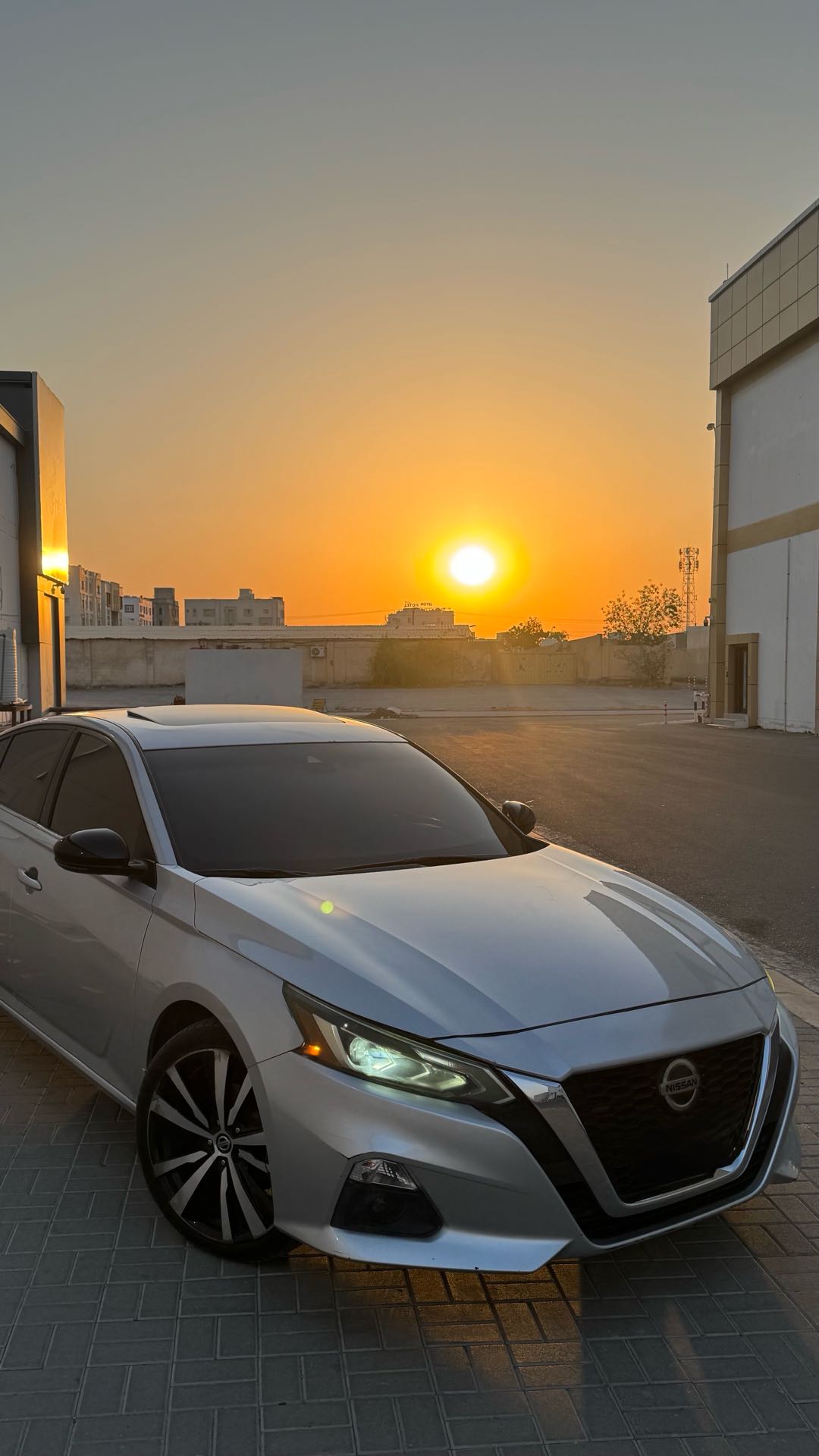 Car Image 2020 NISSAN ALTIMA SR