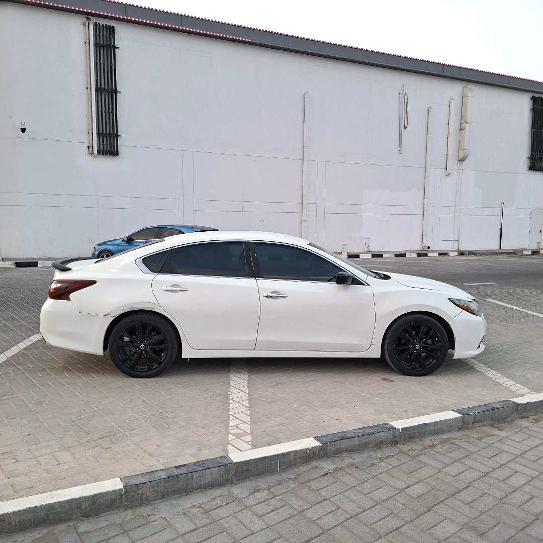 Car Image 2017 NISSAN ALTIMA SR