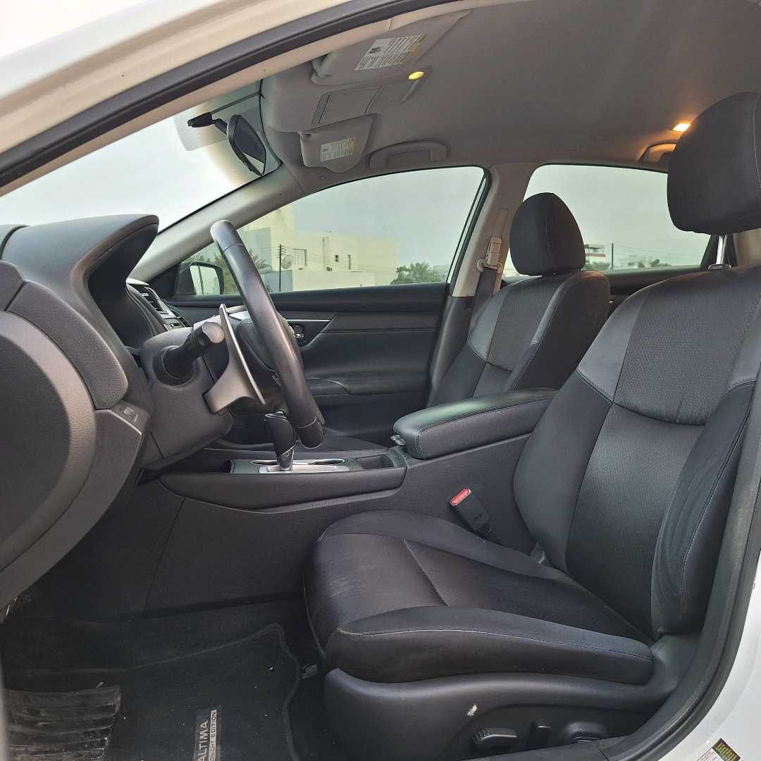 Car Image 2017 NISSAN ALTIMA SR