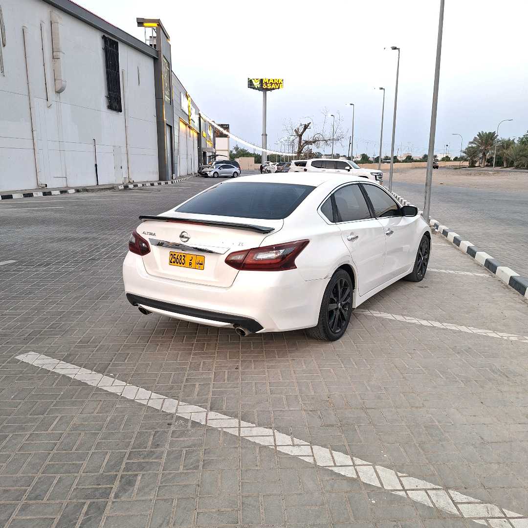 Car Image 2017 NISSAN ALTIMA SR