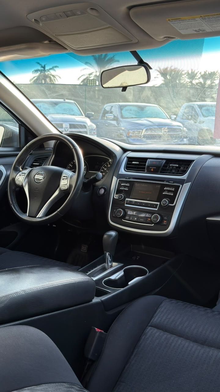 Car Image 2017 NISSAN ALTIMA SV