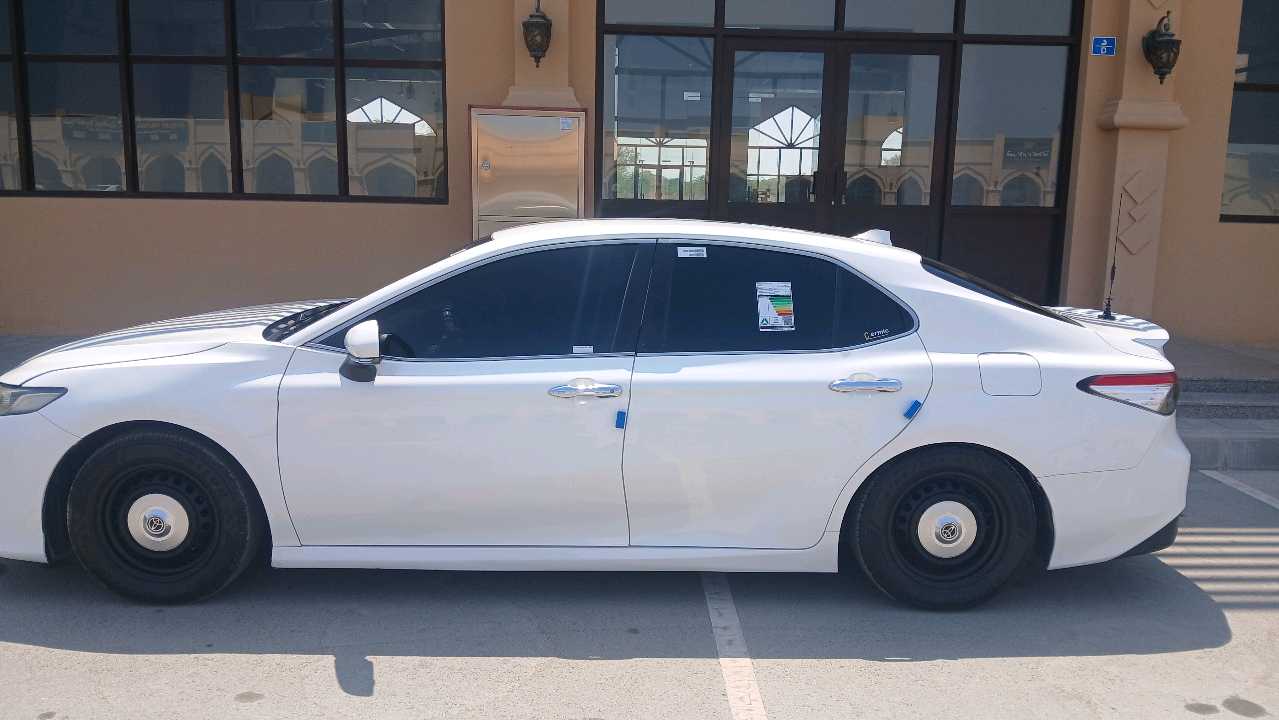 Car Image 2018 TOYOTA CAMRY E