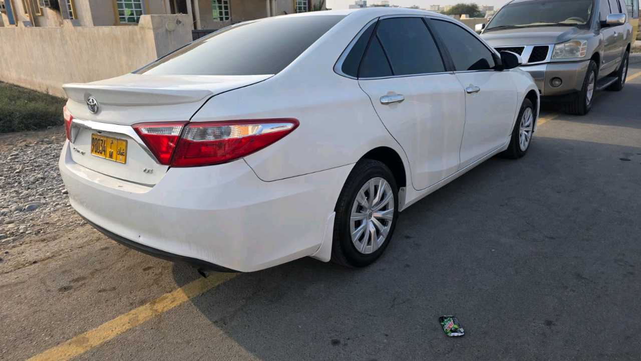 Car Image 2015 TOYOTA CAMRY LE
