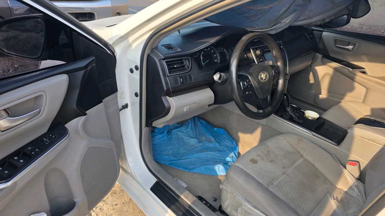 Car Image 2015 TOYOTA CAMRY LE