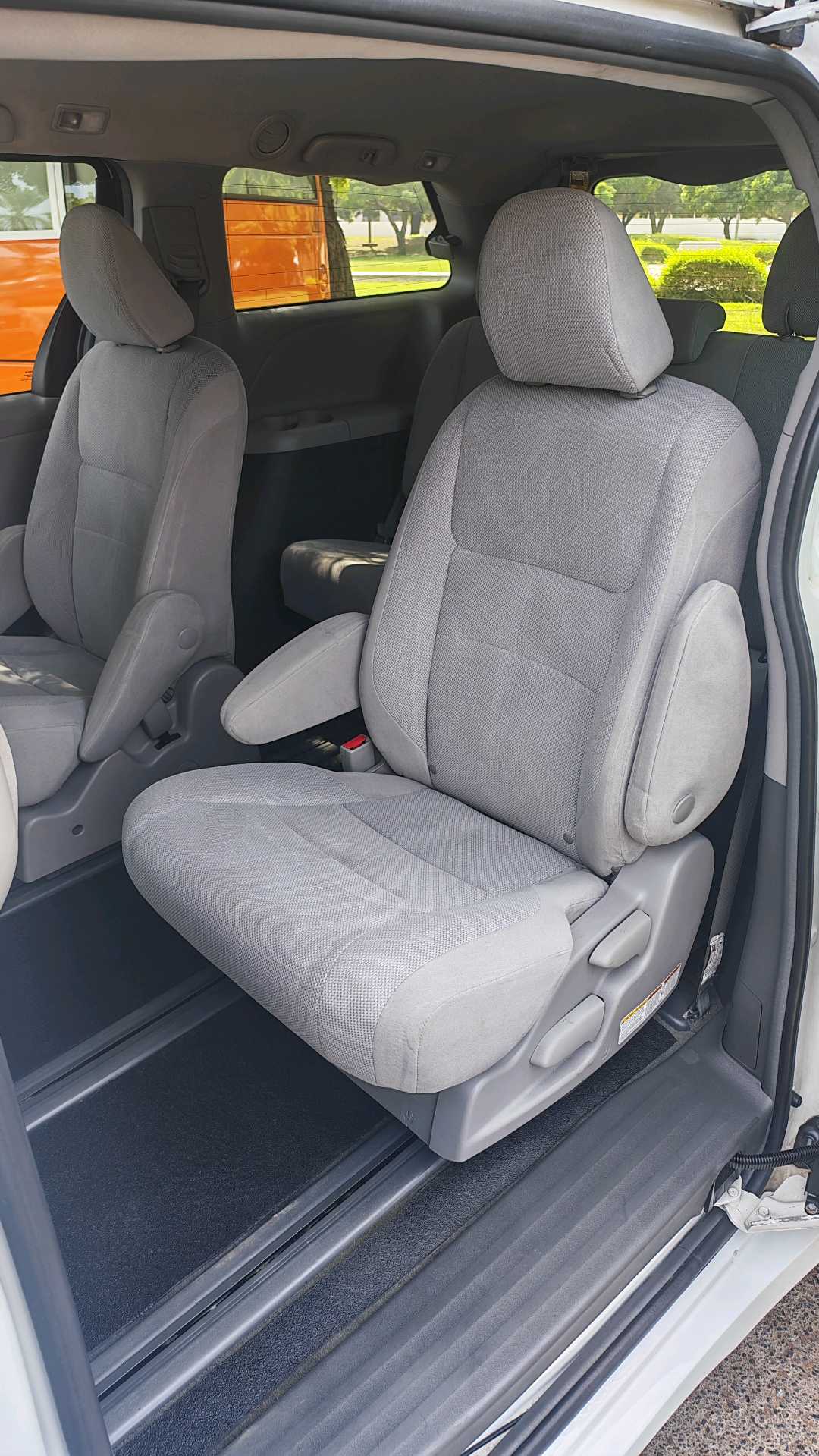 Car Image 2018 TOYOTA SIENNA L