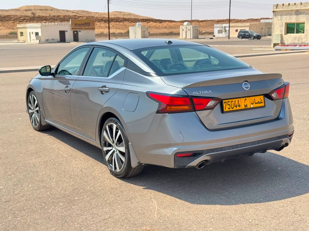 Car Image 2019 NISSAN ALTIMA SR