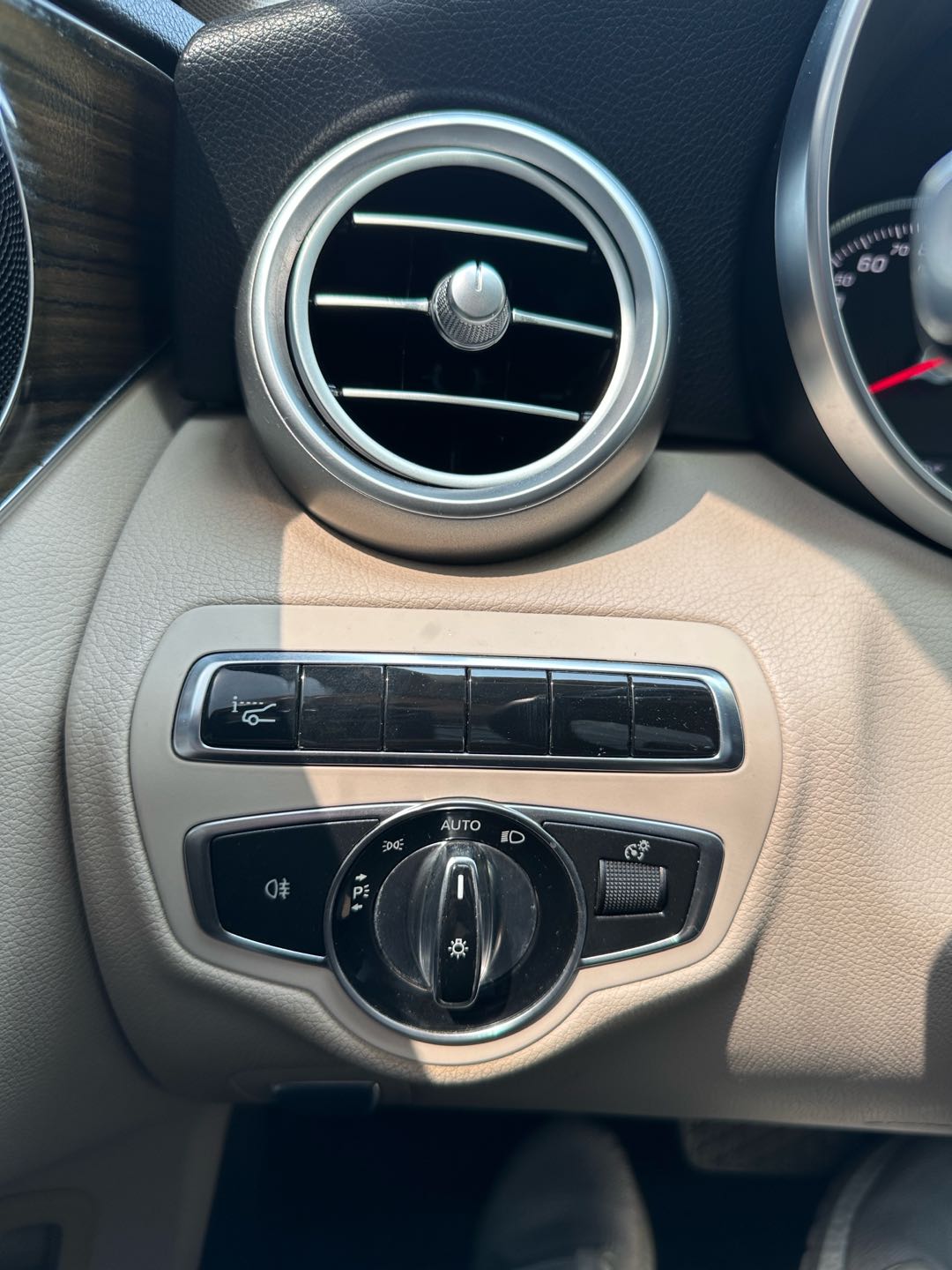 Car Image 2016 MERCEDES C Class 300
