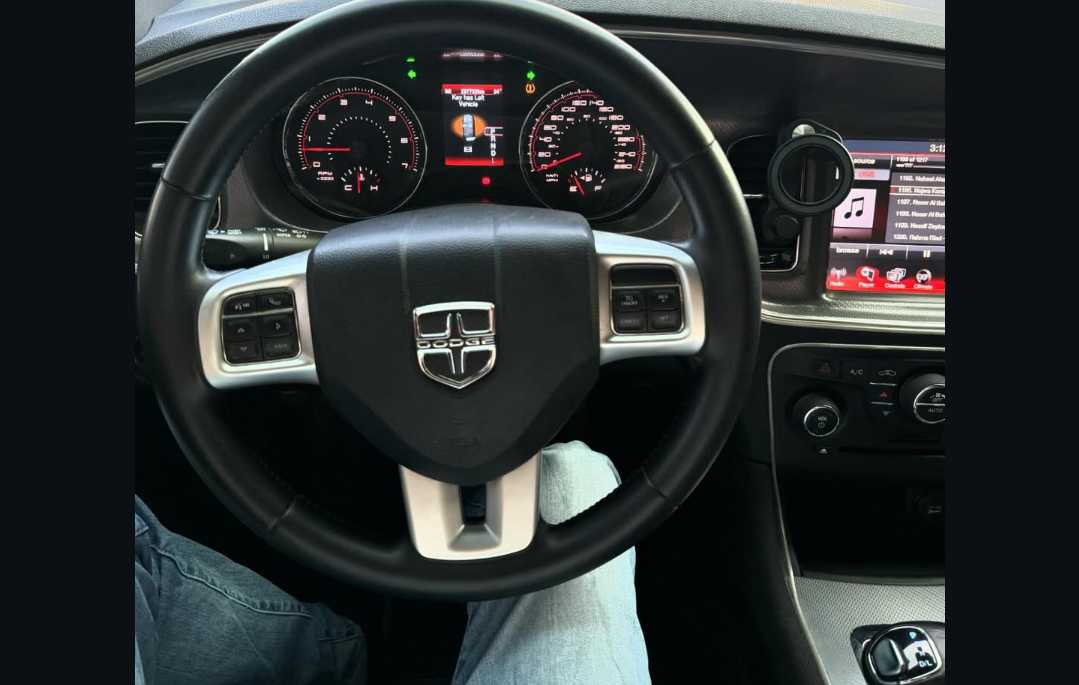 Car Image 2013 DODGE CHARGER SXT