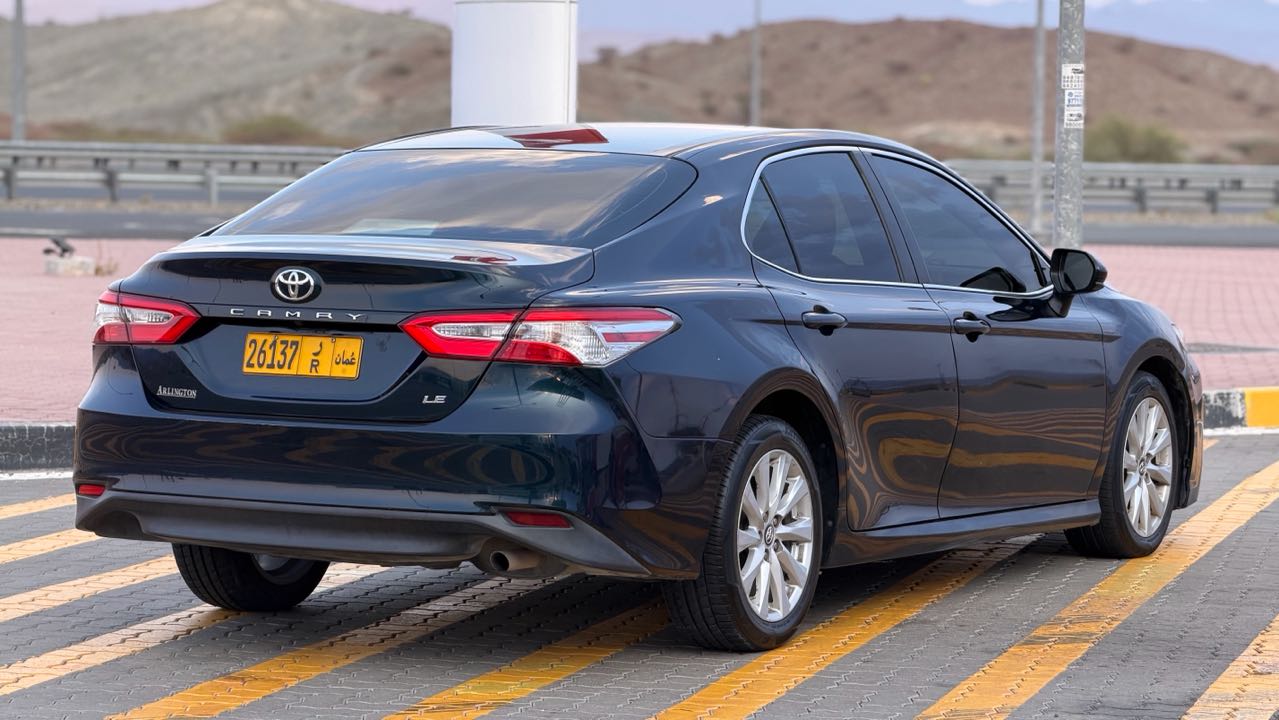 Car Image 2018 TOYOTA CAMRY LE