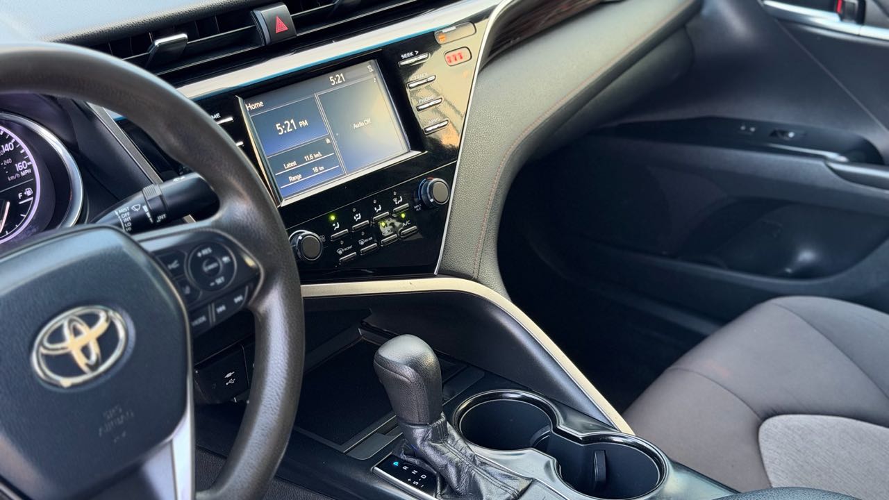 Car Image 2018 TOYOTA CAMRY LE