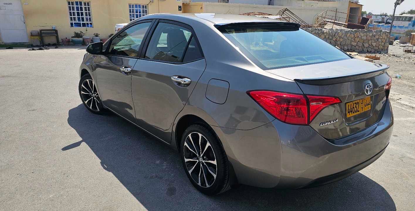Car Image 2018 TOYOTA COROLLA LE