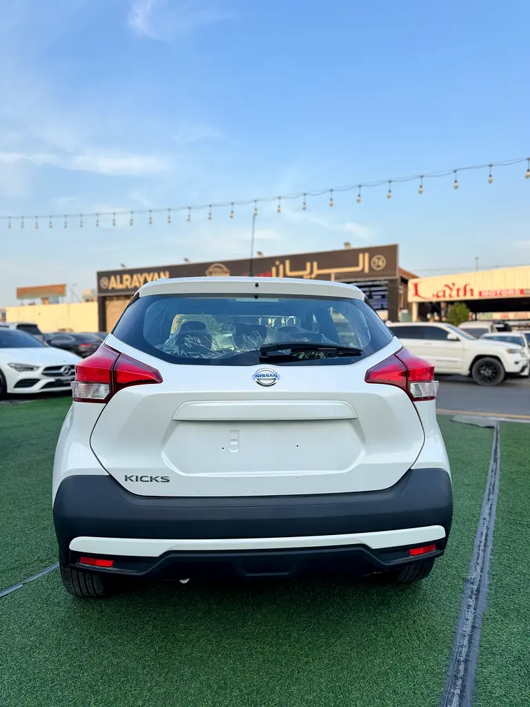 Car Image 2020 NISSAN KICKS 