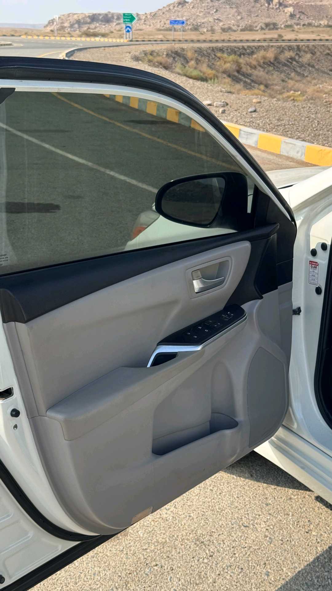 Car Image 2015 TOYOTA CAMRY SE