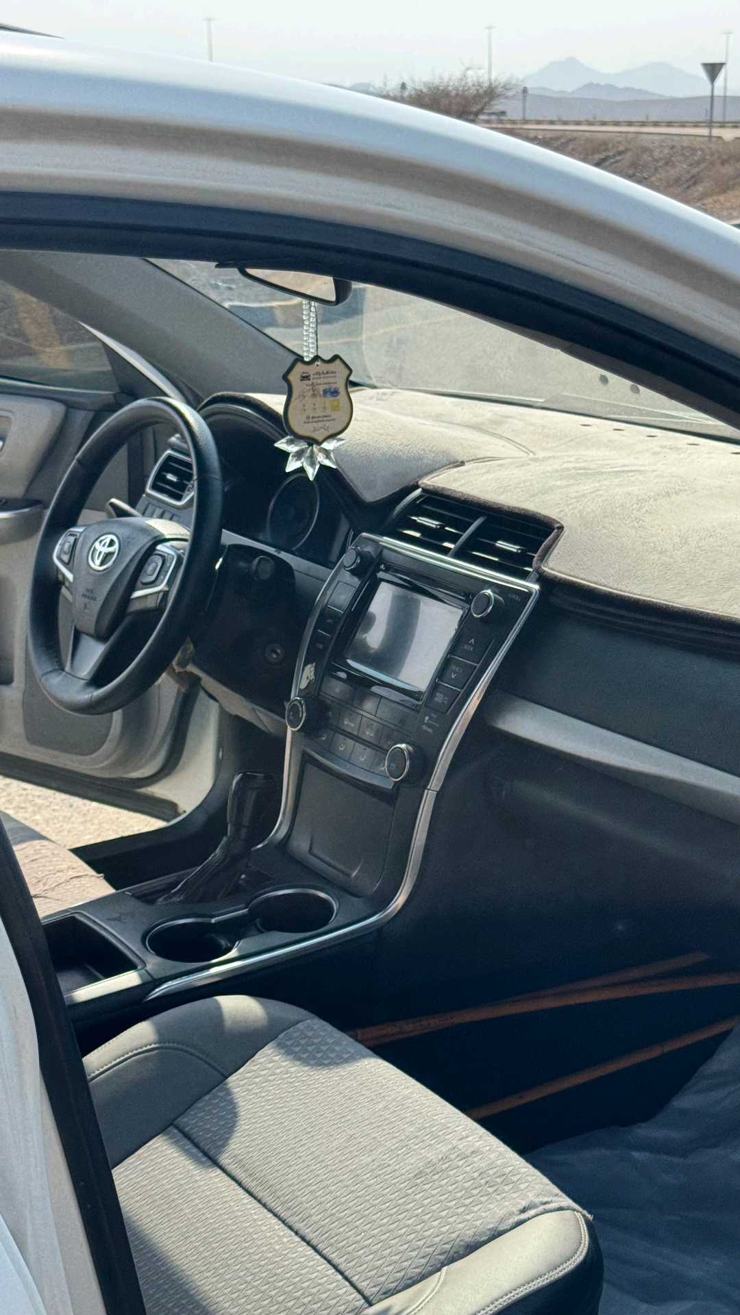 Car Image 2015 TOYOTA CAMRY SE