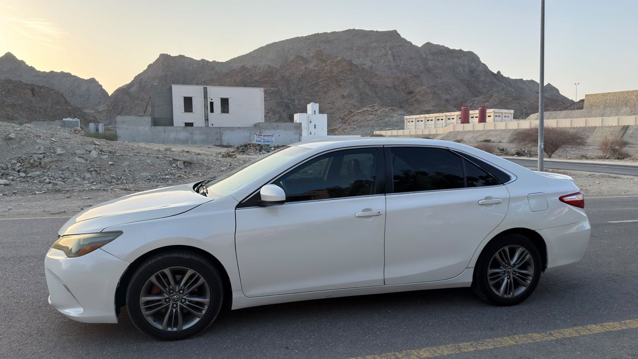 Car Image 2015 TOYOTA CAMRY SE