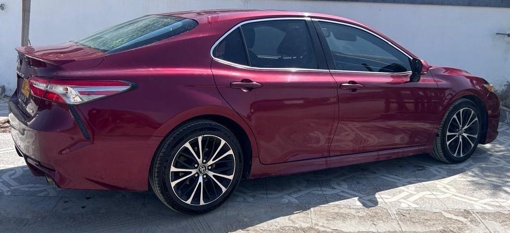 Car Image 2018 TOYOTA CAMRY SE