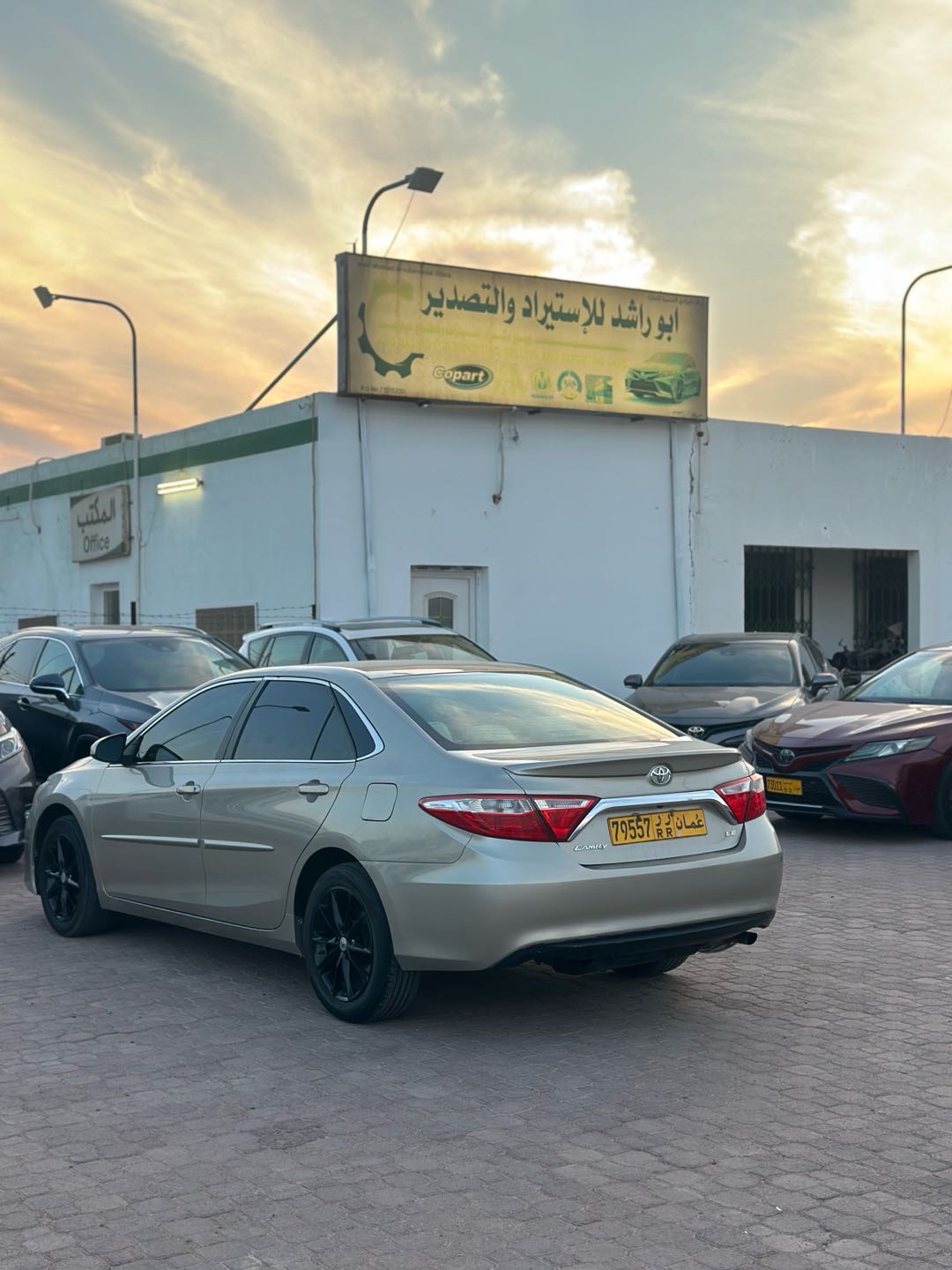 Car Image 2016 TOYOTA CAMRY LE