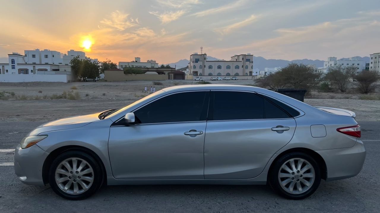 Car Image 2015 TOYOTA CAMRY LE