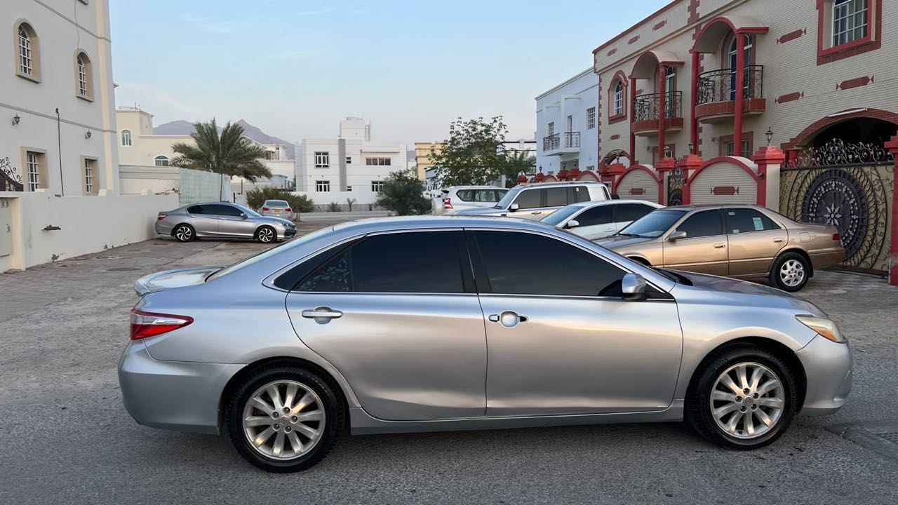 Car Image 2015 TOYOTA CAMRY LE