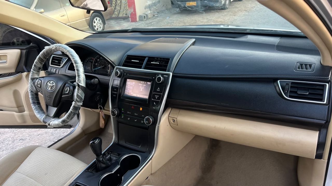 Car Image 2015 TOYOTA CAMRY LE