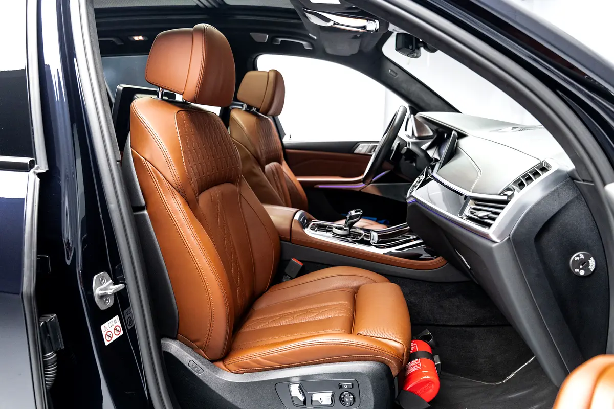 Car Image 2021 BMW X7 