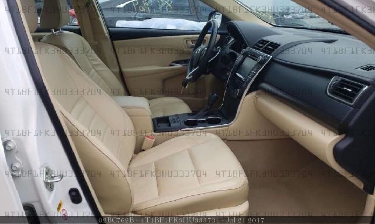 Car Image 2017 TOYOTA CAMRY LE
