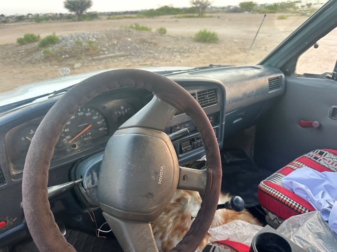 Car Image 1990 TOYOTA HILUX 