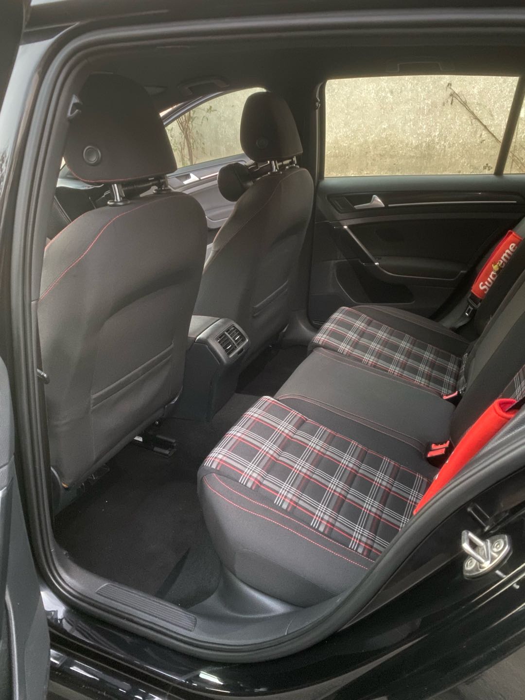 Car Image 2016 VOLKSWAGEN GOLF GTI