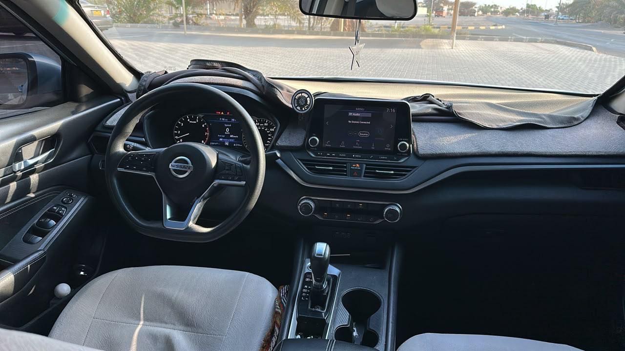 Car Image 2020 NISSAN ALTIMA SR