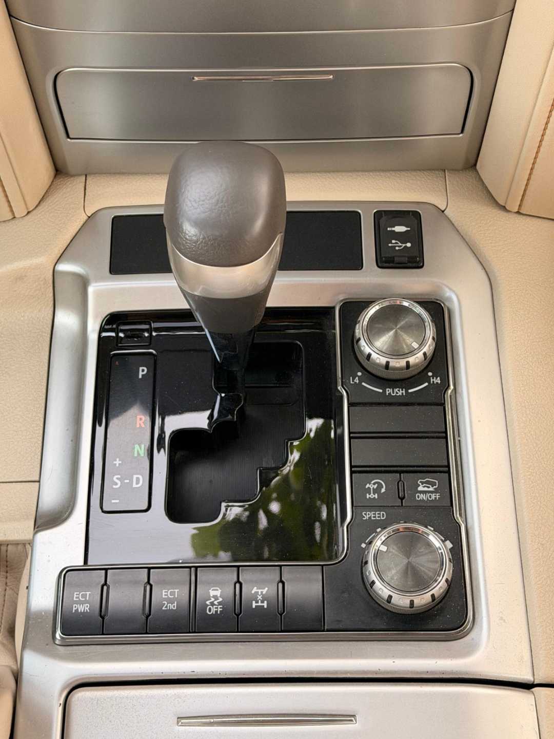 Car Image 2019 TOYOTA LAND CRUISER GX.R