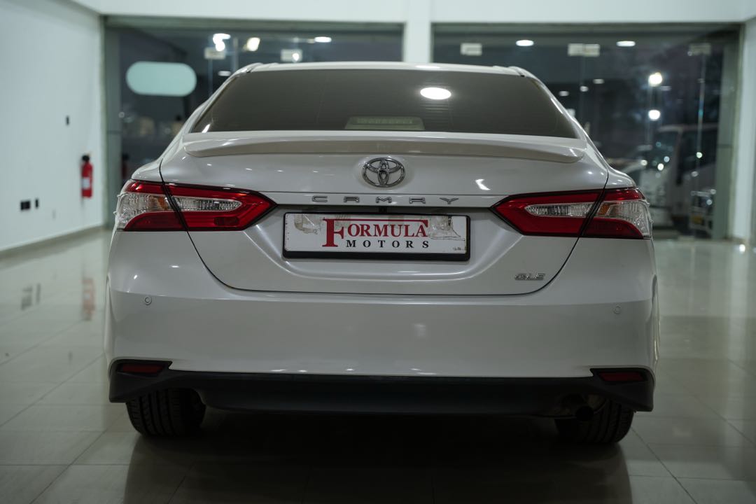 Car Image 2019 TOYOTA CAMRY GLE