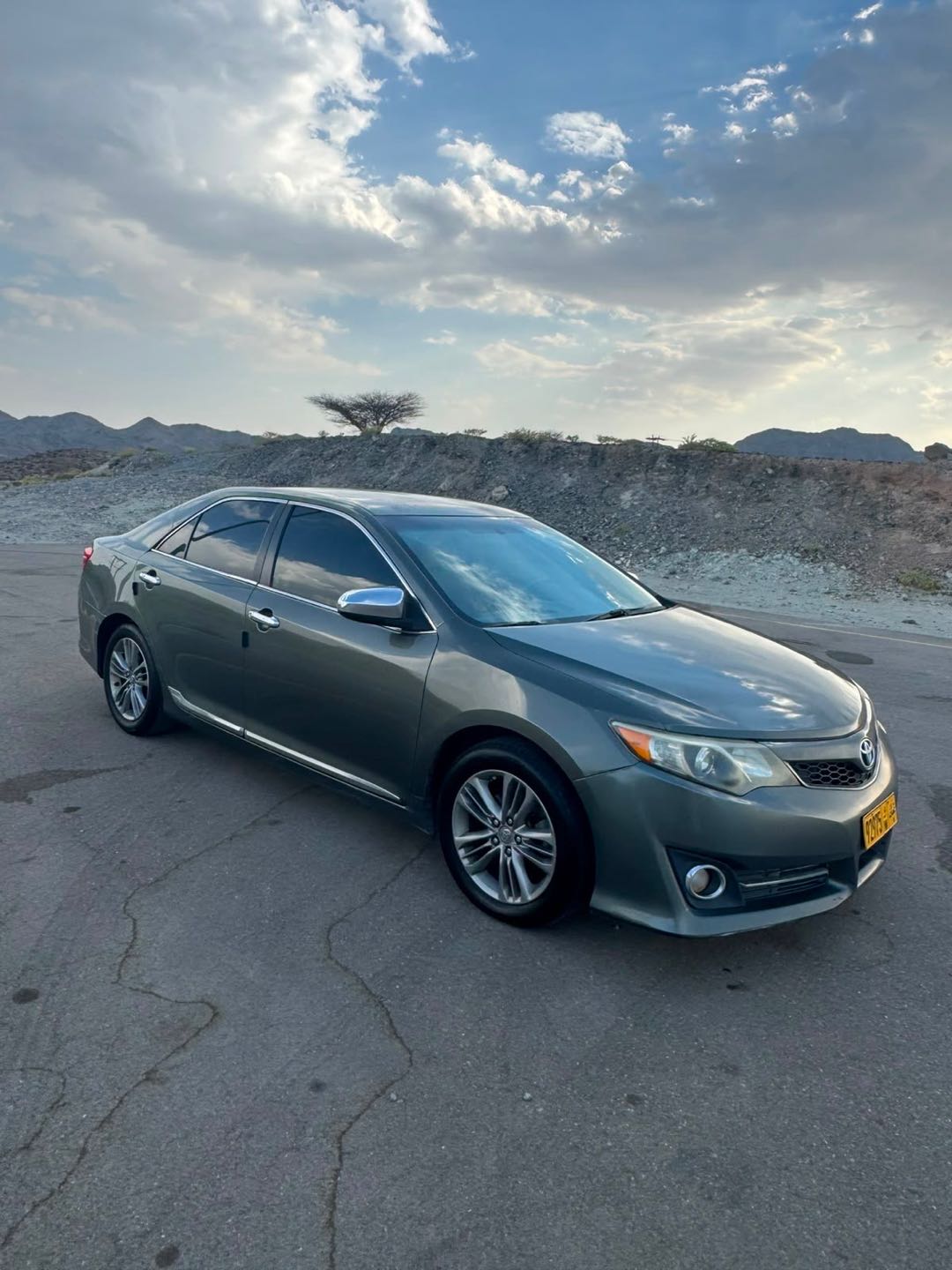 Car Image 2014 TOYOTA CAMRY LE