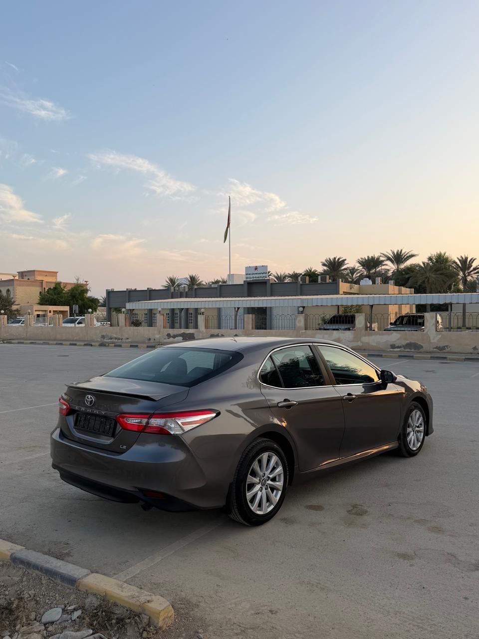 Car Image 2018 TOYOTA CAMRY LE