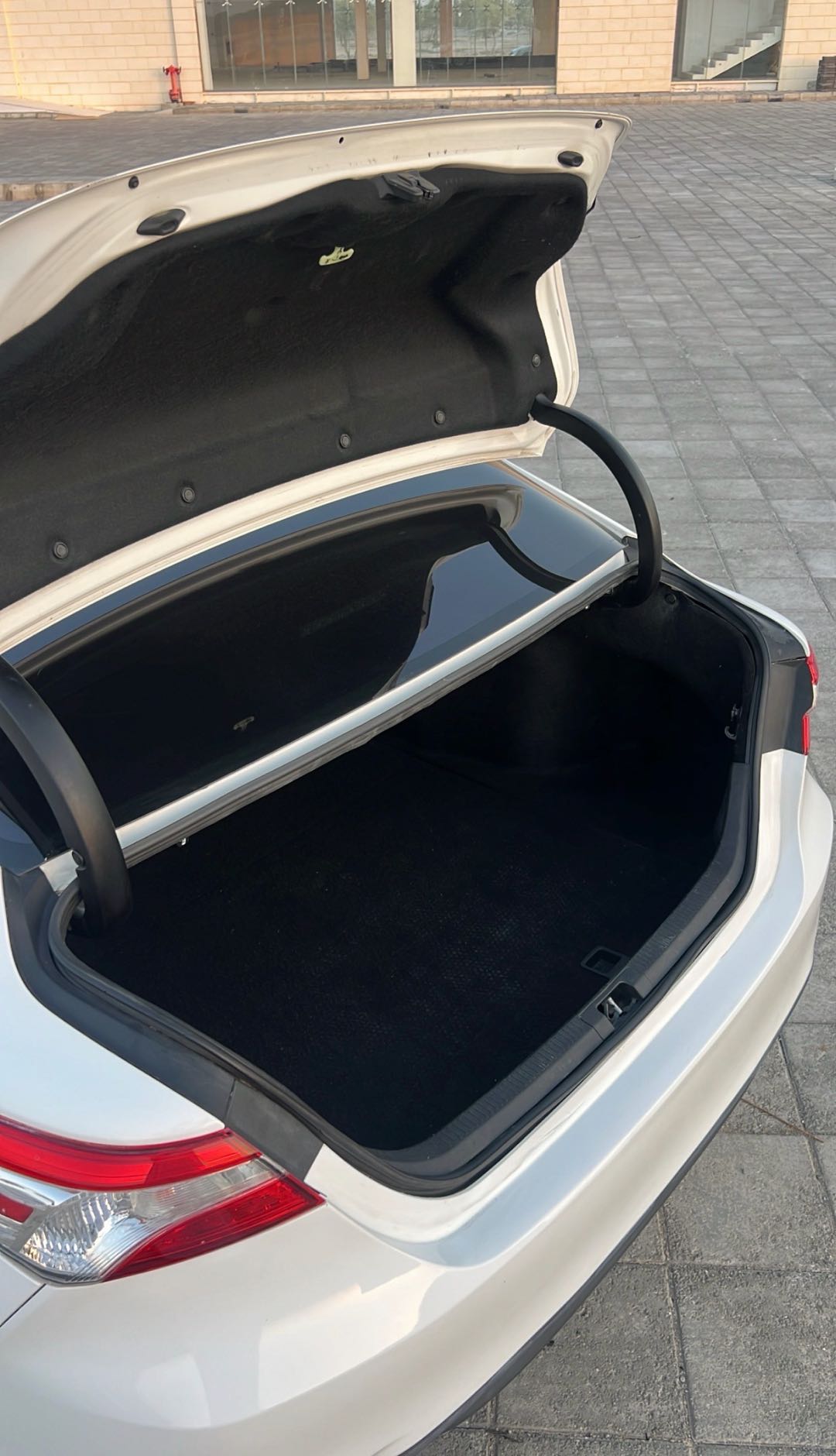 Car Image 2018 TOYOTA CAMRY LE