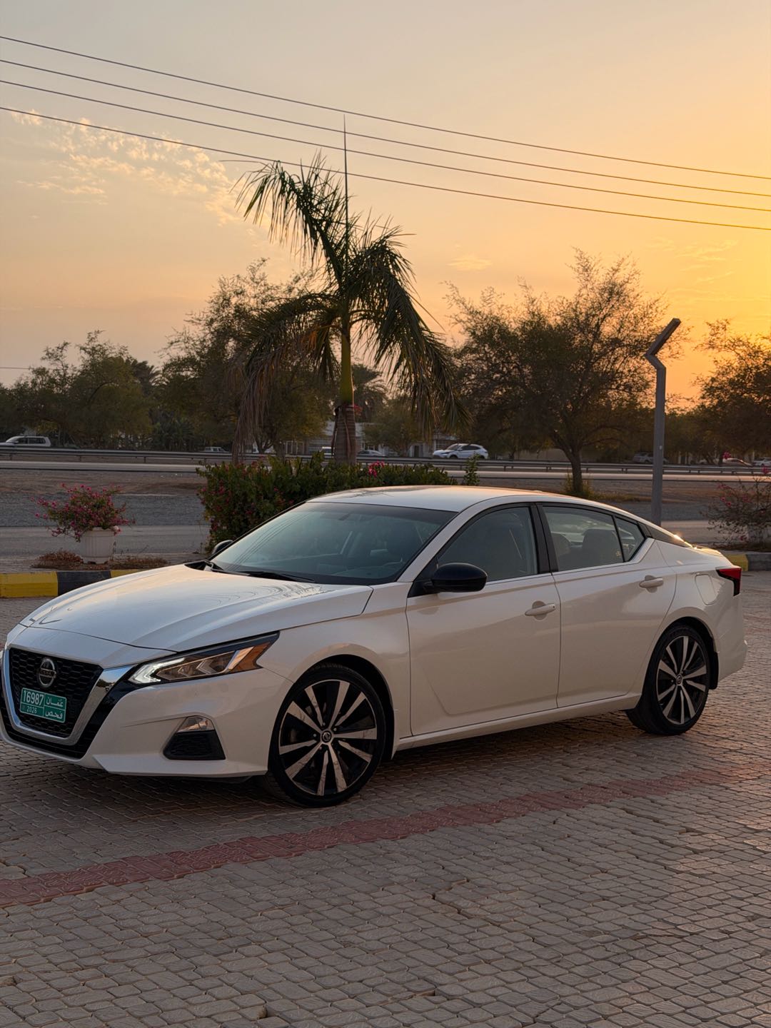 Car Image 2019 NISSAN ALTIMA SR