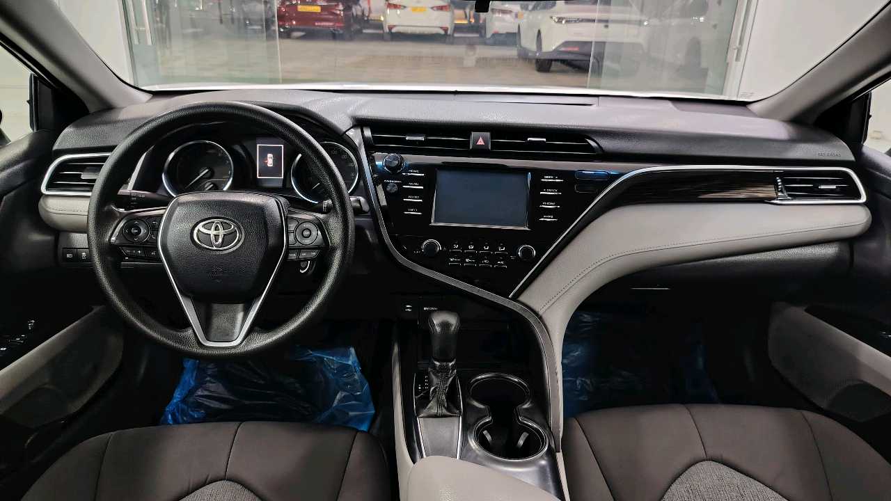 Car Image 2018 TOYOTA CAMRY LE
