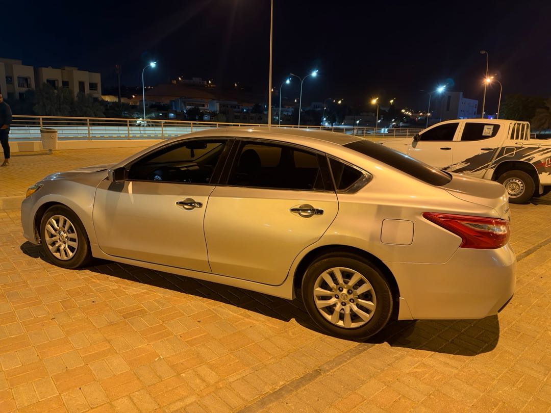 Car Image 2017 NISSAN ALTIMA SV