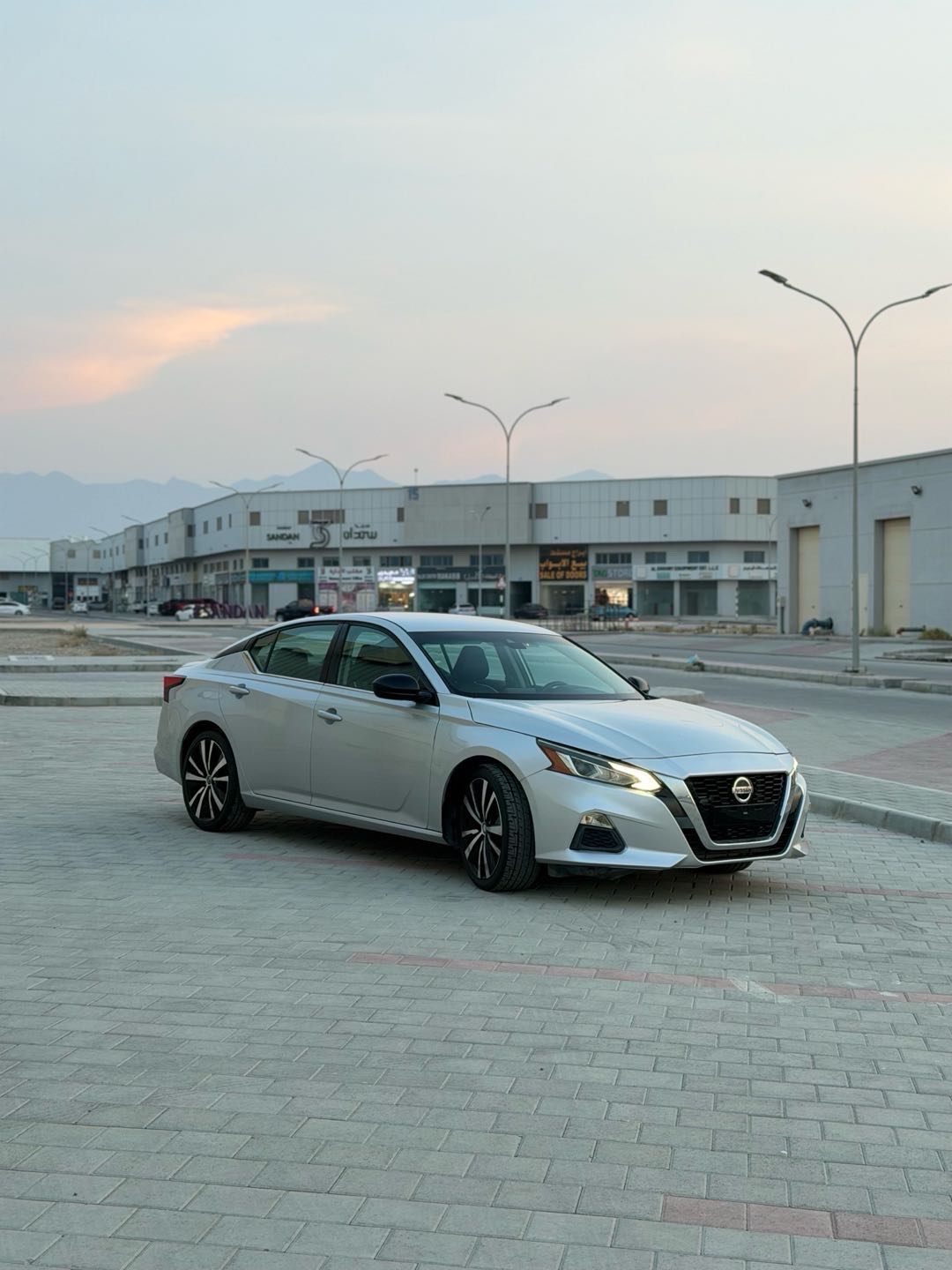 Car Image 2020 NISSAN ALTIMA SR